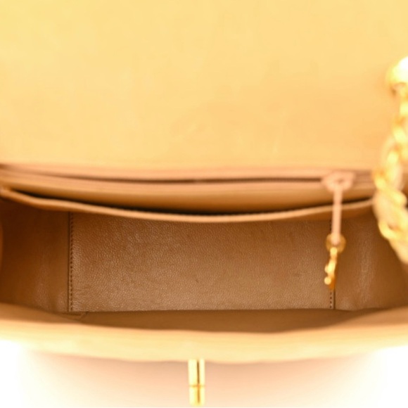 CHANEL authentic Lambskin Quilted Flap Shoulder Bag in Beige. - Picture 8 of 11